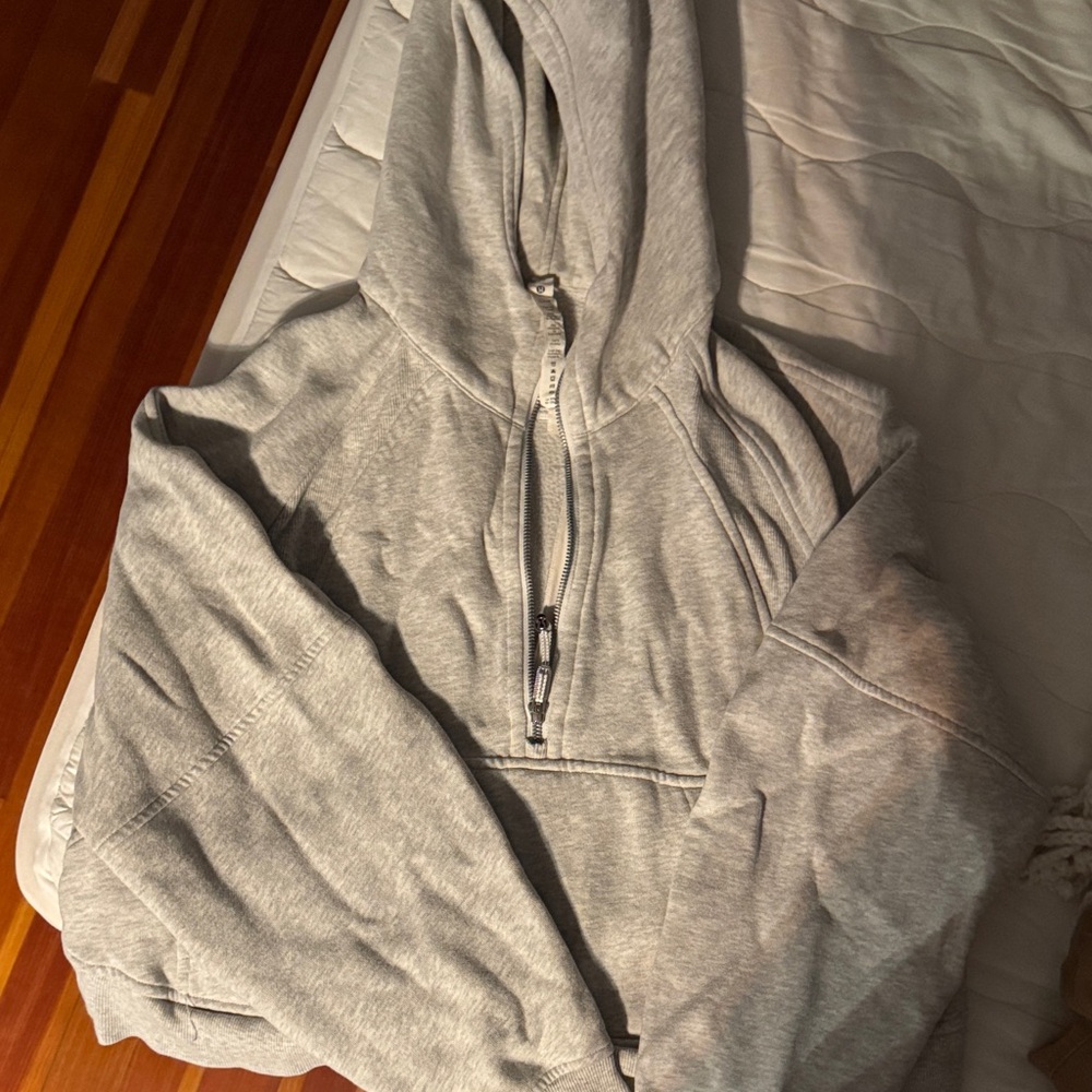 Woman’s crop lululemon sweatshirt from Orangetheory
